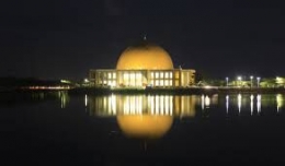 Masjid di malam hari (Sumber: Munabangkit.com)