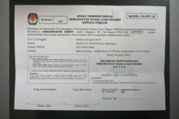 Penampakan Surat Pemberitahuan untuk nyoblos pada Pemilu 2019 di KBRI (foto : Derby Asmaningrum) 