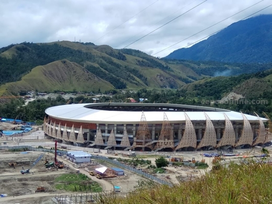 Pembangunan stadion megah di Jayapura, sebagai bukti pemerataan pembangunan yang tidak Jawa Sentris. Sumber foto: ceposonline.com