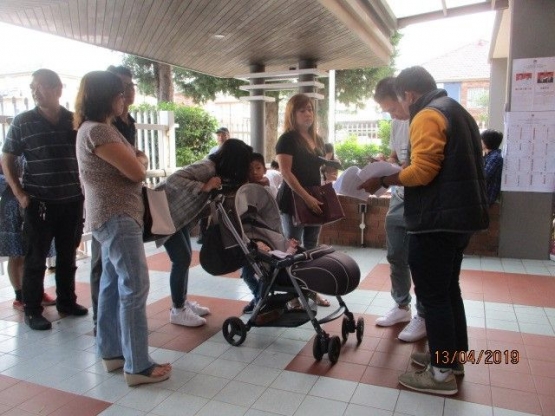ket.foto: salah seorang Pemilih membawa bayi di kereta dorong./dokumentasi pribadi