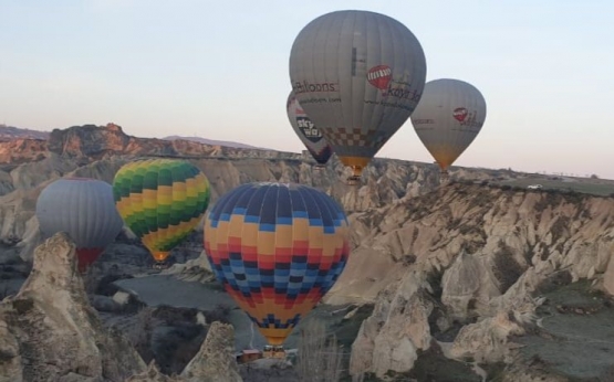 Balon yang terbang hanya beberapa meter di atas pilar-pilar batu (Koleksi pribadi)