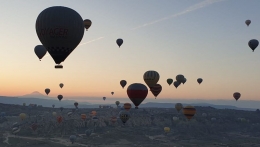 Langit Kapadokya saat matahari terbit yang dipenuhi dengan aneka warna balon udara (Koleksi pribadi)