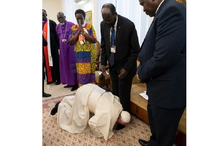 Paus mencium kaki pemimpin Sudan dan Oposisi untuk mengupayakan perdamaian tas perang saudara berkepajangan di Afrika (vatikan Media via New York Time)
