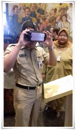 Kepala Dinas Pariwisata dan Kebudayaan DKI Jakarta Pak Edy Junaedi sedang mencoba alat tiga dimensi ditemani Ibu Sri Kusumawati (Dokpri)