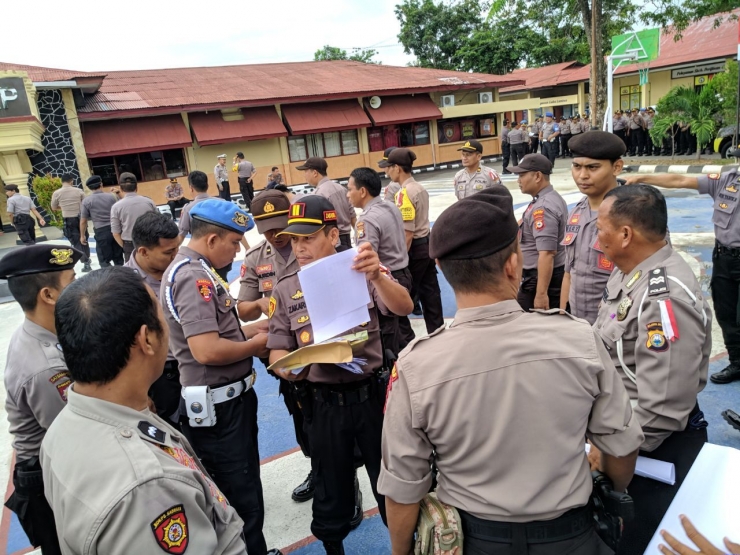 Kapolsek Watang Pulu membagikan surat perintah personil Polri pengamanan TPS | dokpri