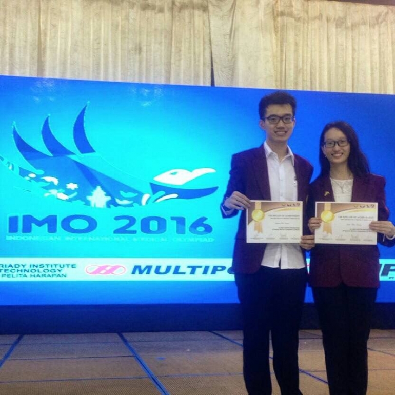 Tim Anthony Paulo Sunjaya dan Angela Felicia Sunjaya mendapatkan Best Research Poster Presentation 