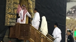 Presiden masuk dan keluarga masuk ke dalam Ka'bah. | Foto Sekneg
