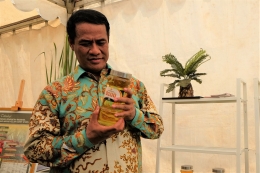 Menteri Pertanian RI, Dr. Ir. H. Andi Amran Sulaiman, MP., tengah memperhatikan kemasan yang berisi Biodiesel B100 yang terbuat dari CPO pada kesempatan peluncuran uji coba B100 di Kantor Kemtan, Jakarta (15/4/2019). Dokumentasi pribadi