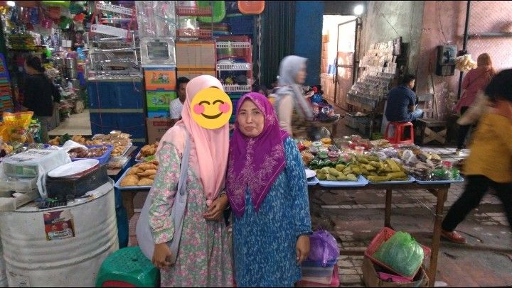 Foto bersama Ibu Nur Mahmudah. Sehat selalu ya, Bu! (Dokpri)