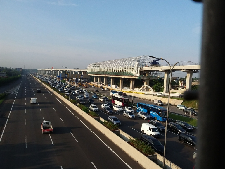 Kemacetan di ruas tol Jogorawi, dekat terminal Kp Rambutan. Foto | Dokpri