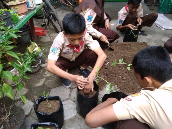 Belajar di luar kelas sebagai upaya membangkitkan kesenangan belajar