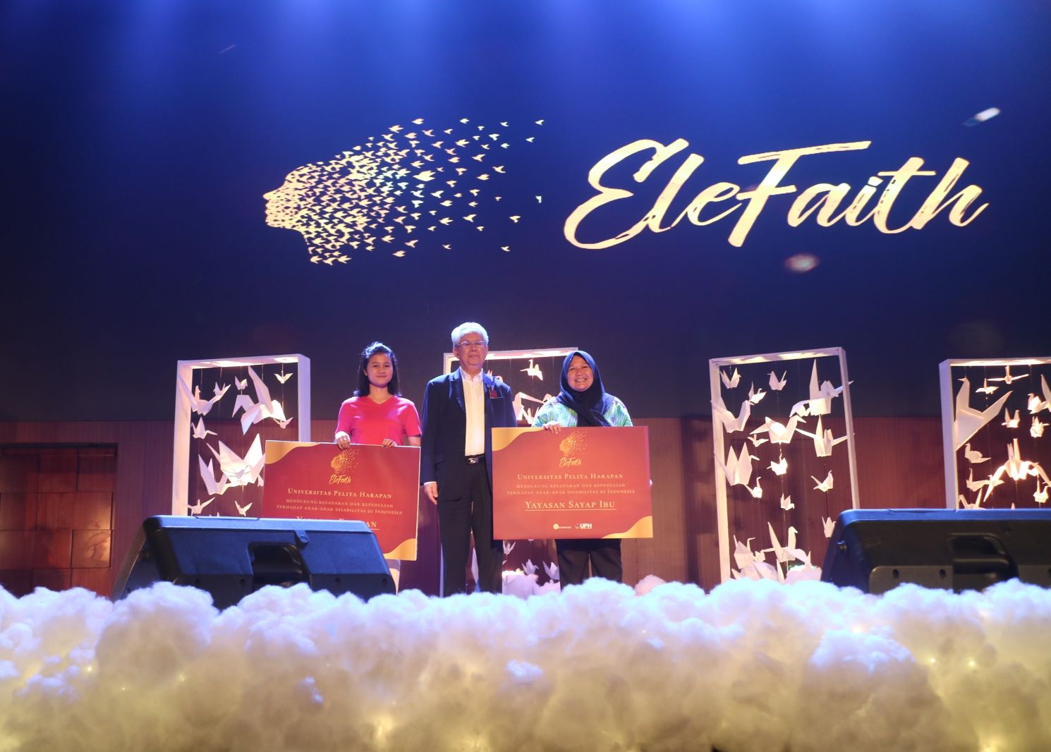 Simbolisasi pemberian donasi kepada Yayasan Sayap Ibu dan Yayasan Elsafan