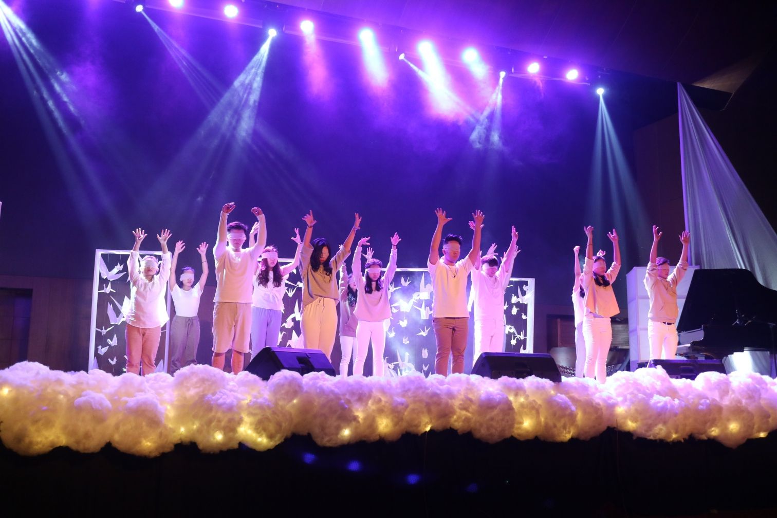 Konser amal yang dibawakan oleh mahasiwa UPH untuk penggalangan dana