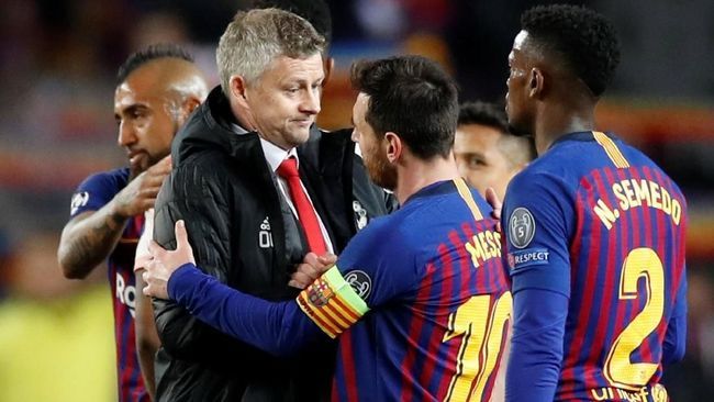 Messi berpelukan dengan Solskjaer (Foto Carl Recine/REUTERS) 