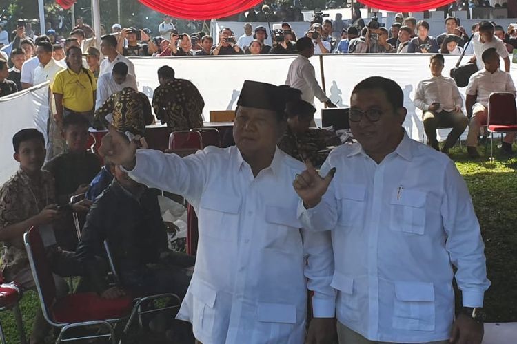 Prabowo menggunakan hak pilihnya di Tempat Pemungutan Suara (TPS) 041, Kampung Curug RT 02 RW 09, Desa Bojong Koneng, Rabu (17/4/2019) | Foto: KOMPAS.com/Ihsanuddin