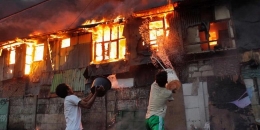 Warga berusaha memadamkan api dengan alat seadanya pada kebakaran yang melalap permukiman di Kampung Duri Selatan, Tambora, Jakarta Barat, Kamis (7/2/2013). |Kompas.com/Vitalis Yogi Trisna
