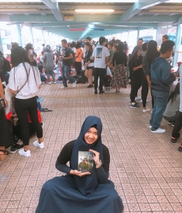 Mbak Purwanti di Hongkong dengan buku Asmara di Negeri Somplak - (Dok. Purwanti)