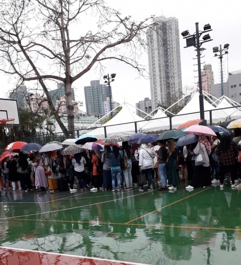 Suasana antrian memilih dalam guyuran hujan di TPS Wan Chai (Dok. Purwanti)