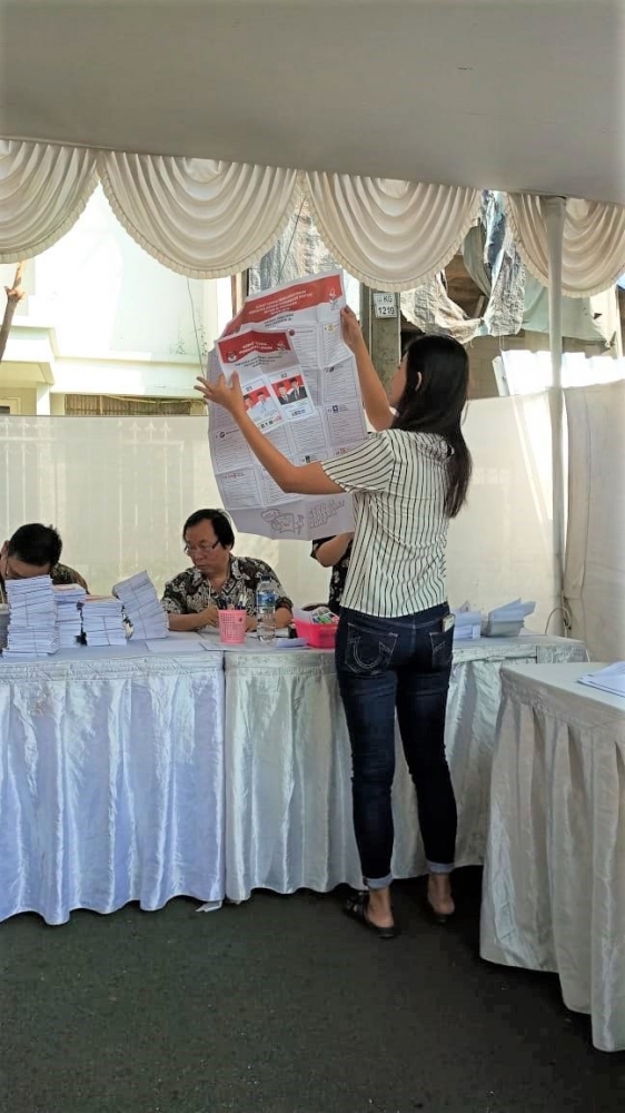Foto ilustrasi yang menggambarkan kerepotan memeriksa surat suara di hadapan para saksi, terutama bagi warga senior dan disalibitas. |Foto Cynthia Iskandar