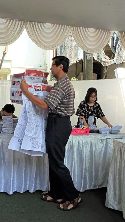 Foto ilustrasi yang menggambarkan kerepotan memeriksa surat suara di hadapan para saksi, terutama bagi warga senior dan disalibitas. (Foto Cynthia Iskandar)