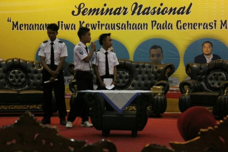 Febri, Alan dan Hari siswa SMK Suren Jember Sedang Presentasi dalam sebuah lomba di Universitas Dr. Soetomo Surabaya | dokpri