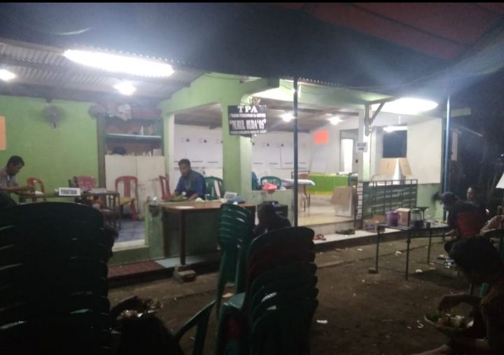 Suasana TPS 109 di malam hari tetap bersiaga menghitung suara (dok:Yayan Sugiarto)