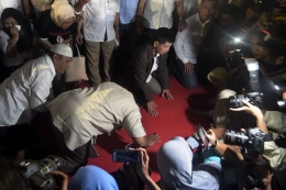Prabowo Bersujud Merayakan Kemenangan (Sumber: Kompas.com)