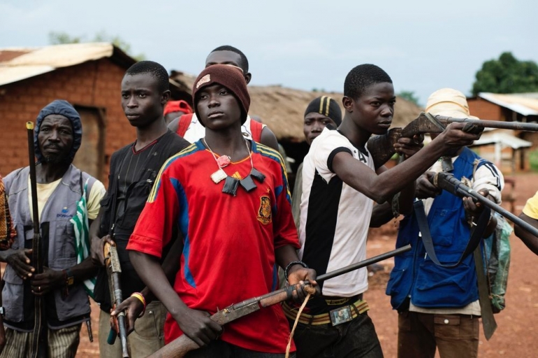 These men claim to be members of the Anti-Balaka movement, which fights the former Seleka. They pose with guns in the main street of Njoh. Central African Republic, Njoh, 24 September 2013 © Michaël Zumstein / Agence VU’