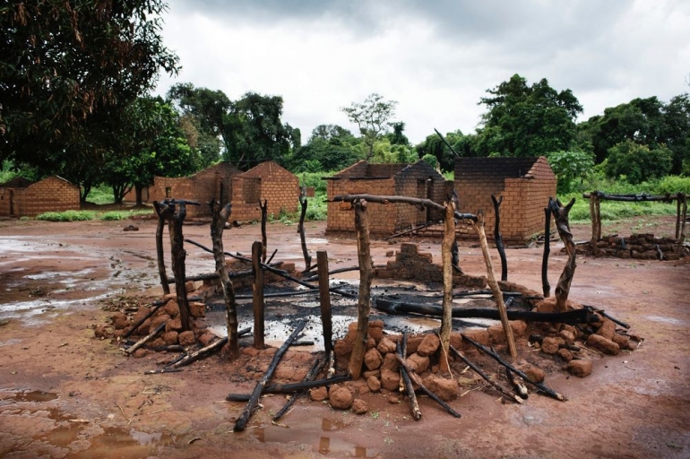 On the path which links up Bossembele to Bossangoa, in the destroyed village of Bakota, the village storehouse has been burnt during the fights between former Seleka soldiers and a self-defense group of villagers. Central African Republic, Bakota, 24 September 2013 © Michaël Zumstein / Agence VU’