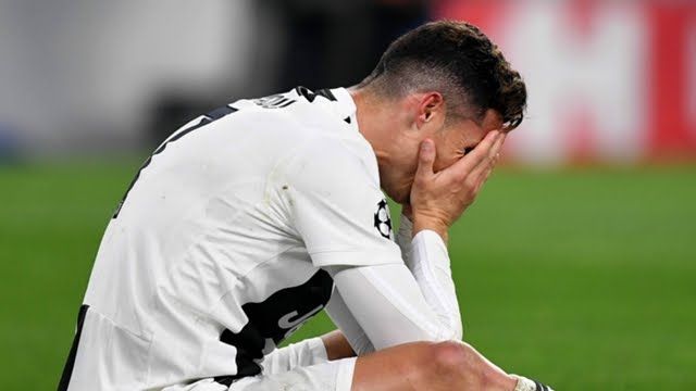 Cristiano Ronaldo bersedih setelah Juventus disingkirkan Ajax (17/4). (Goal.com)