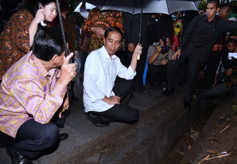 Jokowi dalam satu kunjungan di Godean, DIY, tahun 2016 (setkab.go.id). 