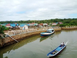 Sungai yang menghubungkan perkampungan nelayan dengan lautan luas. (dokpri).