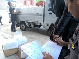 Kapolsek Watang Pulu saat mendata personil pengamanan TPS yang telah mengawal kembali logistik pemilu ke PPK Watang Pulu - dokpri