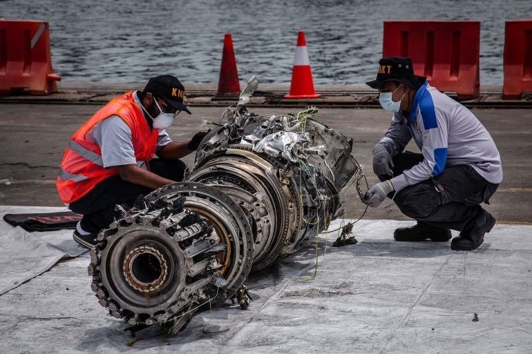 Petugas KNKT memeriksa reruntuhan mesin pesawat dari JT 610. Sumber: themalaysianreserve.com