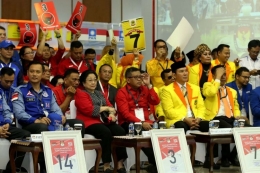Suasana Pengambilan Nomor Urut Partai Politik untuk Pemilu 2019 di Gedung Komisi Pemilihan Umum (KPU), Minggu (18/2/2018). Empatbelas partai politik (parpol) nasional dan empat partai politik lokal Aceh lolos verifikasi faktual untuk mengikuti Pemilu 2019.(KOMPAS.com/KRISTIANTO PURNOMO)