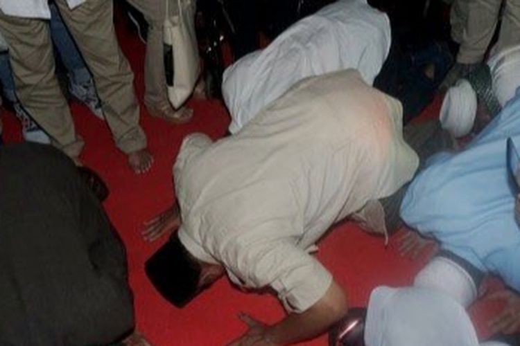 Prabowo Subianto sujud syukur setelah mendeklarasikan kemenangannya | Foto: kompas.com