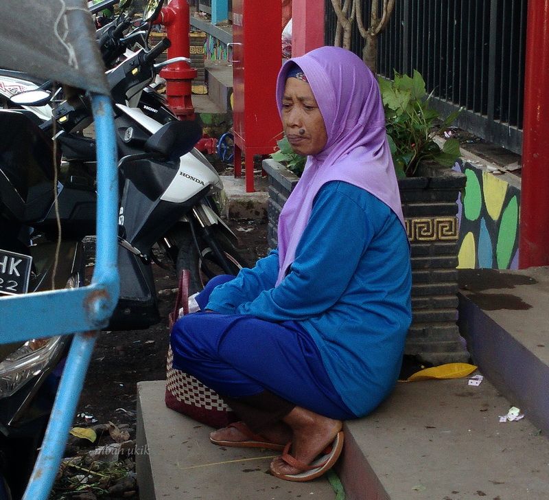 Dagangan habis, menunggu jemputan suami. Dokpri