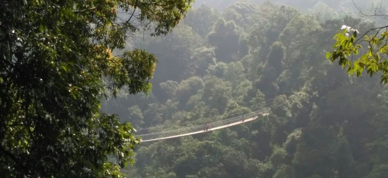 Potret Jembatan Gantung Situ Gunung dari kejauhan. (Dok. Pribadi)