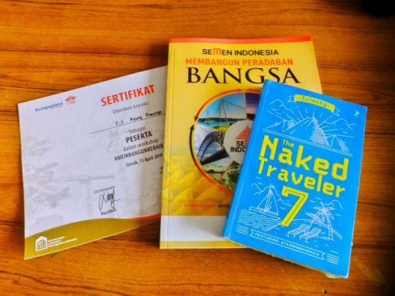 Semua peserta mendapat buku dan sertifikat. dokpri