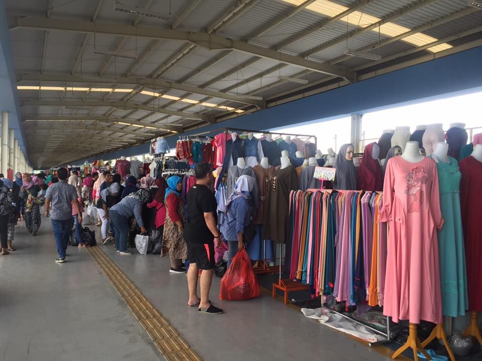 Suasana toko di jembatan multiguna (dok asita)