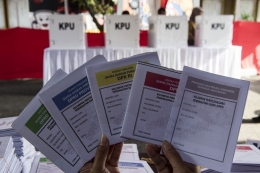 Petugas menunjukkan contoh surat suara saat simulasi pemilihan umum (Pemilu) 2019 di KPU Provinsi Jabar, Bandung, Jawa Barat, Selasa (2/4/2019). Simulasi tersebut digelar untuk memberikan edukasi kepada masyarakat terkait proses pemungutan dan penghitungan suara pemilihan umum serentak yang akan dilaksanakan pada 17 April 2019. (KOMPAS.COM/ANTARA FOTO/M AGUNG RAJASA)