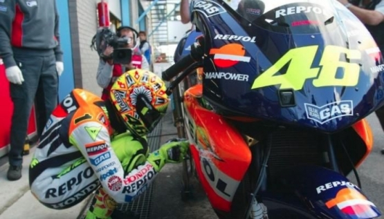 Rossi berbicara dengan motornya I Dok. otosport.id