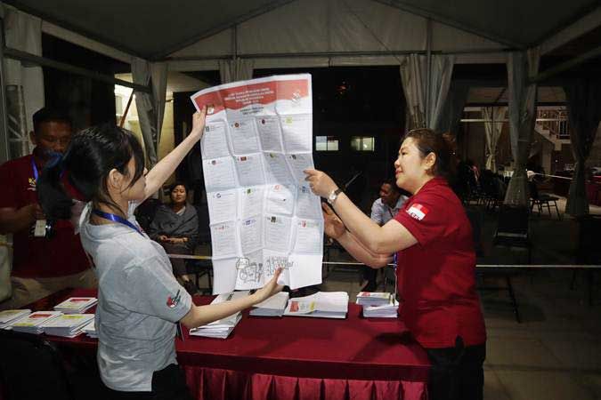 Anggota PPLN Beijing melakukan penghitungan surat suara Pemilu 2019 yang dikirimkan oleh para pemilih WNI dari berbagai daerah di China melalui pos di KBRI Beijing, Rabu (17/4/2019). - ANTARA/M. Irfan Ilmie