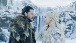 Jon Snow dan Daenerys Targaryen dalam Game of Thrones Season 8 | Foto www.wonderlandmagazine.com