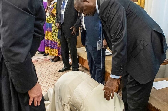Paus Fransiskus berlutut dan mencium kaki Presiden Sudan Selatan Salva Kiir. (Foto: Vatican Media/Handout via REUTERS)