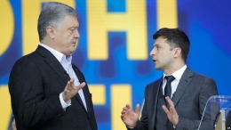 Presiden Ukraina Petro Poroshenko (kiri) pada acara debat dengan penantangnya, bintang komedi Volodymyr Zelenskiy di ibu kota Kyiv (19/4). Gambar: voaindonesia.com