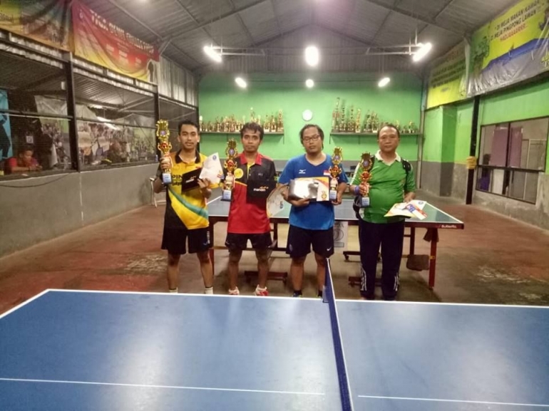 Dari kiri ke kanan: Ryno Aditya (juara I), Edi Suryanto (juara II), Uus (juara III bersama), dan Eko (juara III bersama). (Foto: dok. GOR Tiga Dewi)