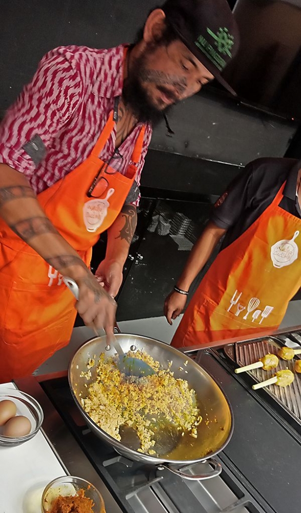 Rahung Nasution masak nasi goreng andaliman. (Foto GANENDRA)