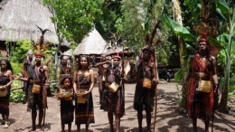 gambar 2 Suku Abui tengah bersiap menyambut wisatawan yang datang | dokpri