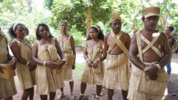 Gambar 1 Suku Kabola yang memakai pakaian adat dari kayu Ra | dokpri